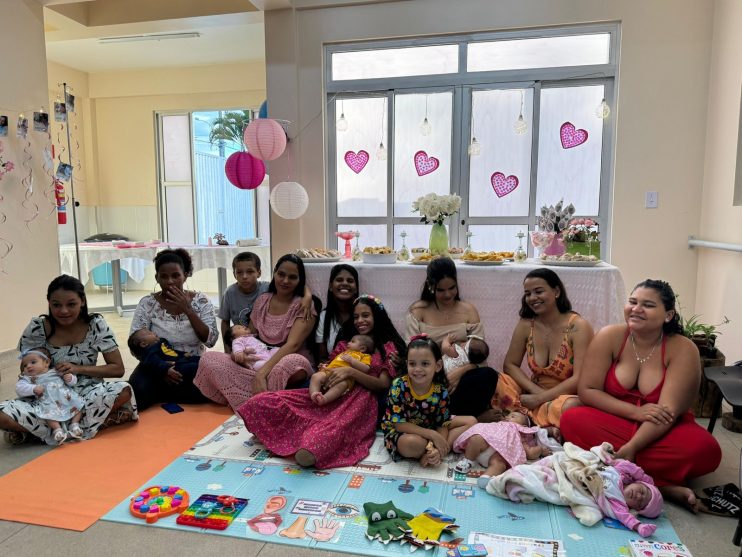 44f1980e-97ea-45ea-9d94-a941ef2f04ab Prefeitura de Eunápolis realiza mais uma edição de projeto que acolhe e homenageia as mamães que tiveram seus bebês na Casa de Parto Lulu Parteira 15