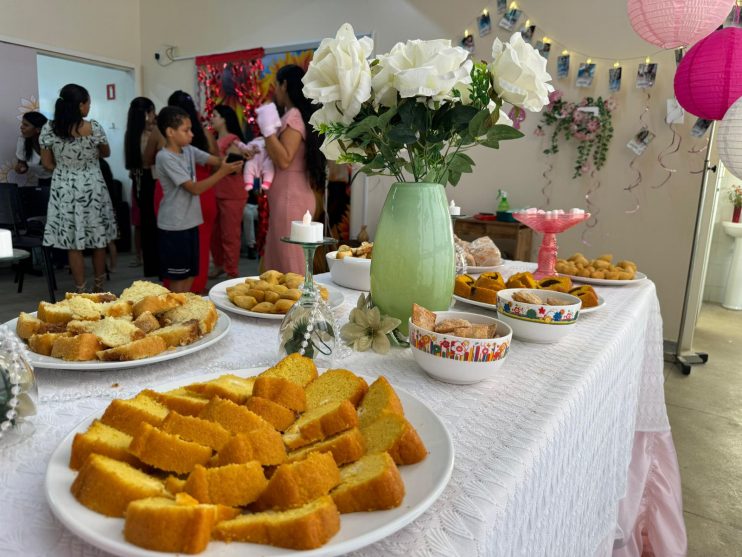 6a34dd9a-6743-4abc-a13f-a11c387bb129 Prefeitura de Eunápolis realiza mais uma edição de projeto que acolhe e homenageia as mamães que tiveram seus bebês na Casa de Parto Lulu Parteira 18