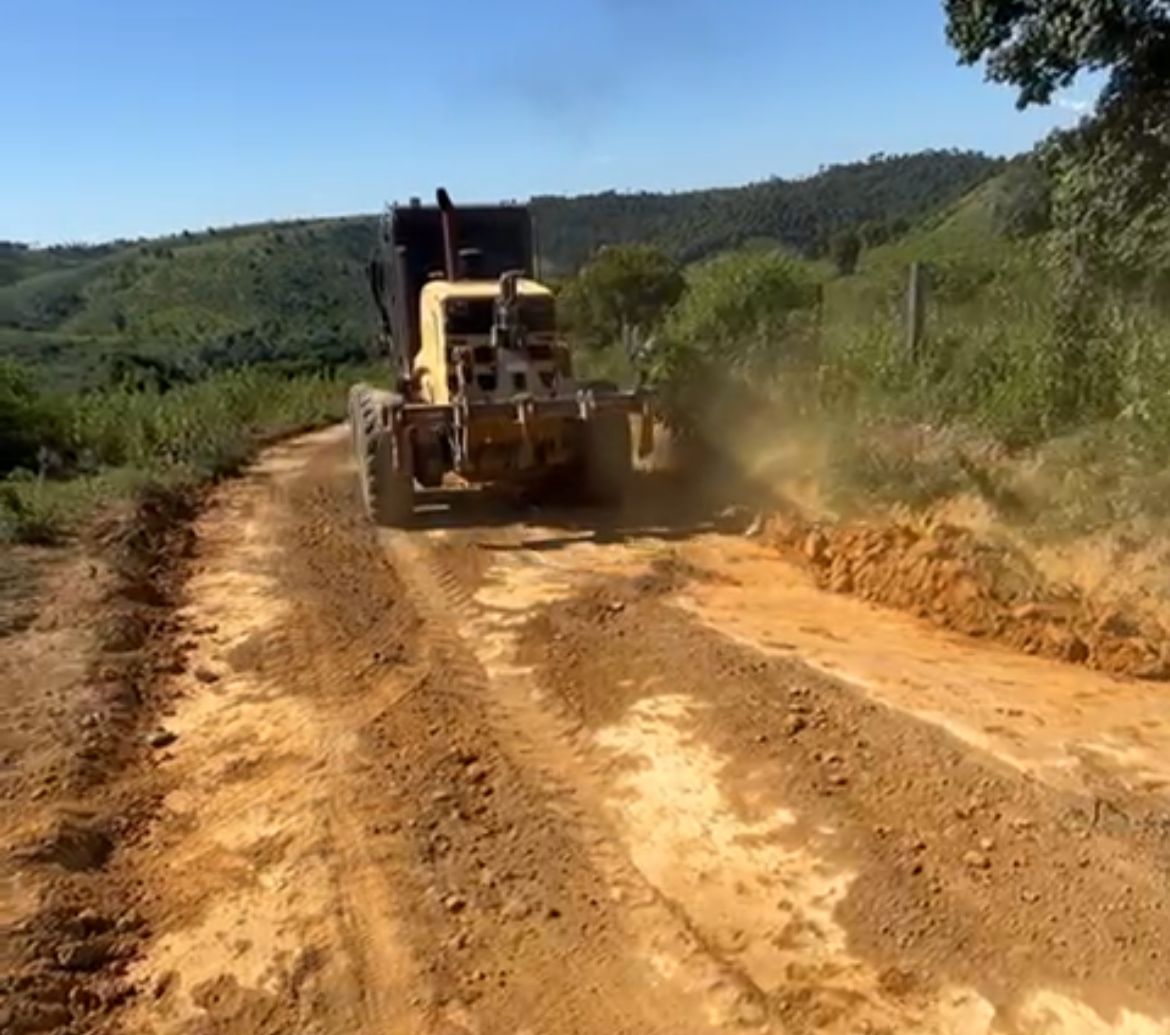 Mesmo com constantes chuvas, Prefeitura de Eunápolis mantém patrolamento na zona rural 6