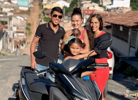 Cherminho Premiações abençoa mais uma família em Teixeira de Freitas, com uma moto 12