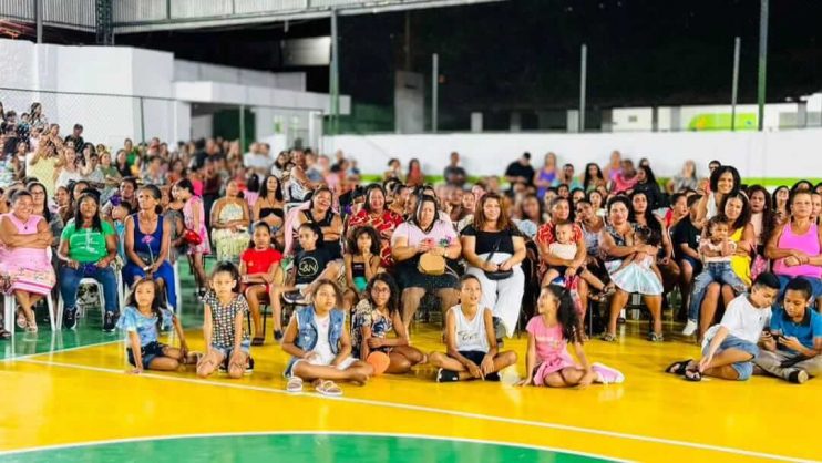 Centenas de pessoas participam da homenagem ao Dia das Mães realizada pela Prefeitura de Itagimirim 12