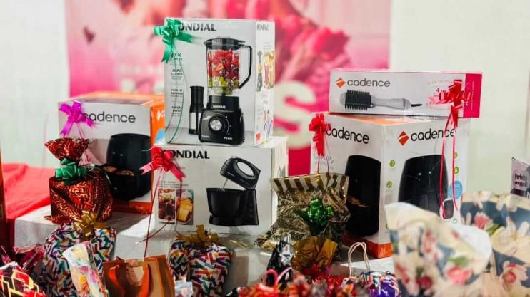 Centenas de pessoas participam da homenagem ao Dia das Mães realizada pela Prefeitura de Itagimirim 11