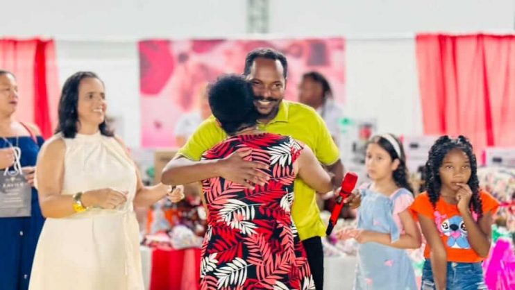 Centenas de pessoas participam da homenagem ao Dia das Mães realizada pela Prefeitura de Itagimirim 14