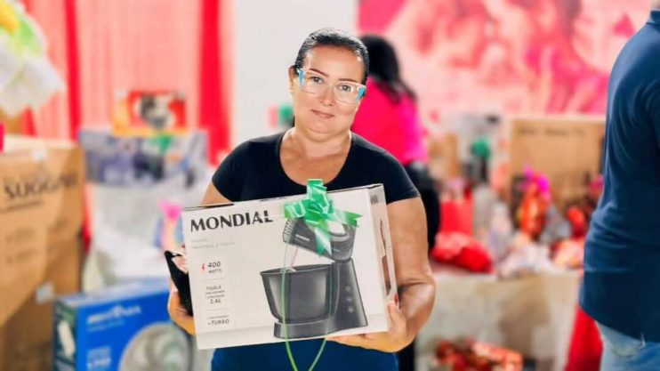 Centenas de pessoas participam da homenagem ao Dia das Mães realizada pela Prefeitura de Itagimirim 18