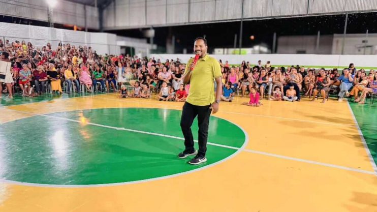 Centenas de pessoas participam da homenagem ao Dia das Mães realizada pela Prefeitura de Itagimirim 13