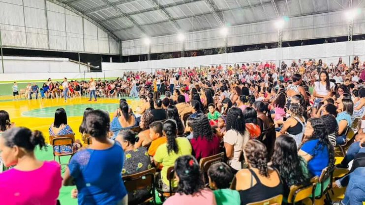 Centenas de pessoas participam da homenagem ao Dia das Mães realizada pela Prefeitura de Itagimirim 21