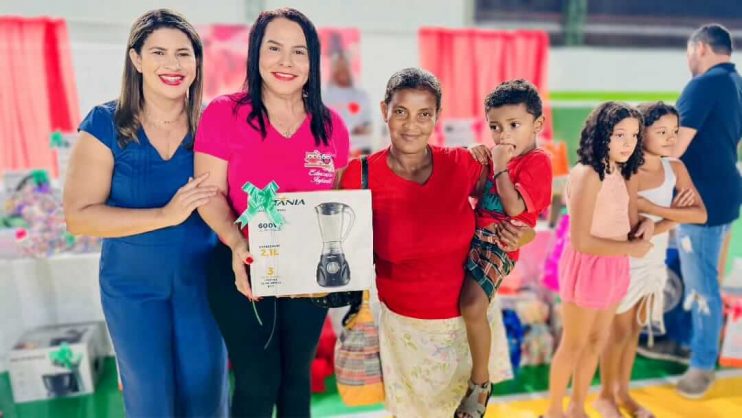 Centenas de pessoas participam da homenagem ao Dia das Mães realizada pela Prefeitura de Itagimirim 22