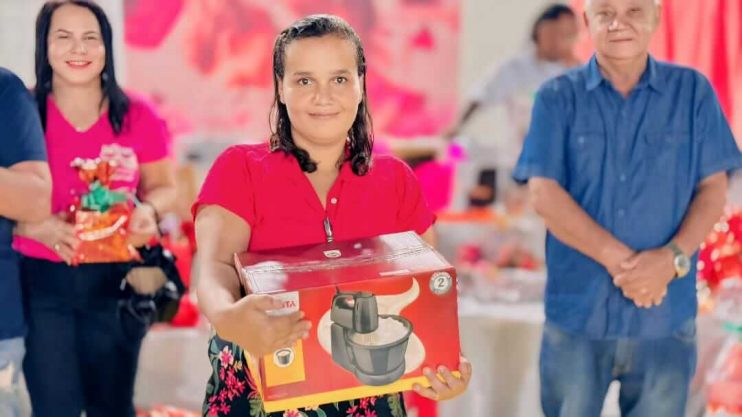 Centenas de pessoas participam da homenagem ao Dia das Mães realizada pela Prefeitura de Itagimirim 17