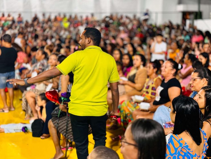 Centenas de pessoas participam da homenagem ao Dia das Mães realizada pela Prefeitura de Itagimirim 24