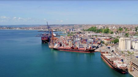 Marco para a navegação brasileira, maiores navios porta-contêiners do mundo com carga total vão atracar no Porto de Salvador 10