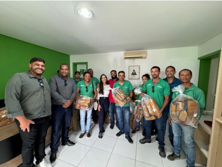Prefeitura de Eunápolis entrega novos kits a agentes de saúde e endemias 16