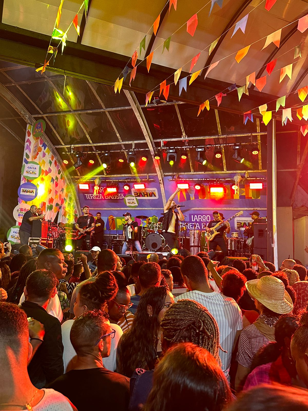 São João da Bahia: Lotação máxima no show de Israel Novaes na Praça Teresa Batista, em Salvador/BA 8