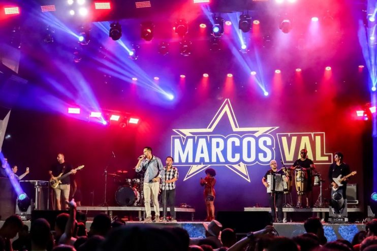 Cantor Marcos Val destaca-se no encerramento do São João de Porto Seguro 4