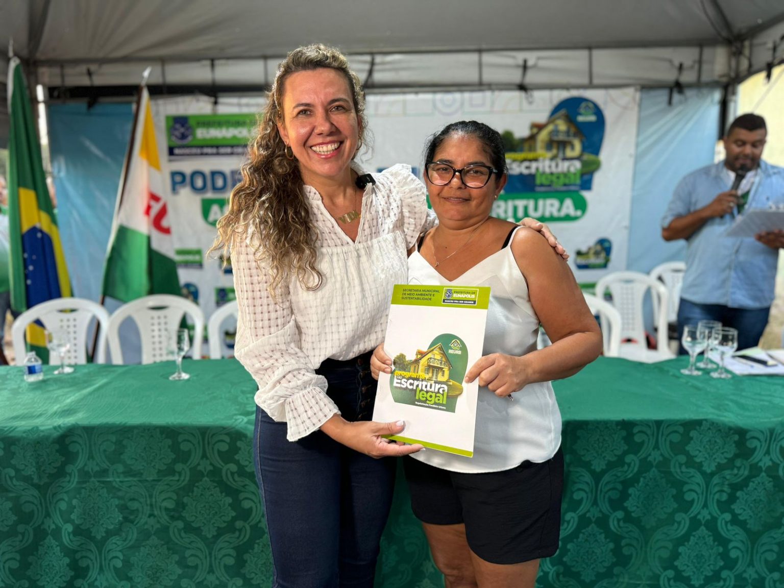 Cordélia segue beneficiando as famílias eunapolitanas e entrega mais títulos de propriedade no bairro Vila Olímpica 10