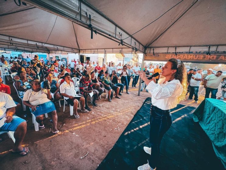 Cordélia segue beneficiando as famílias eunapolitanas e entrega mais títulos de propriedade no bairro Vila Olímpica 18