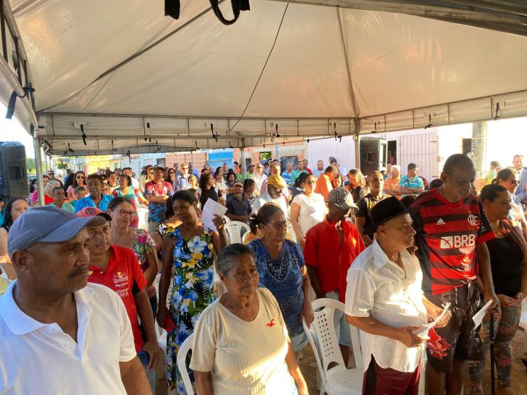 Cordélia segue beneficiando as famílias eunapolitanas e entrega mais títulos de propriedade no bairro Vila Olímpica 14