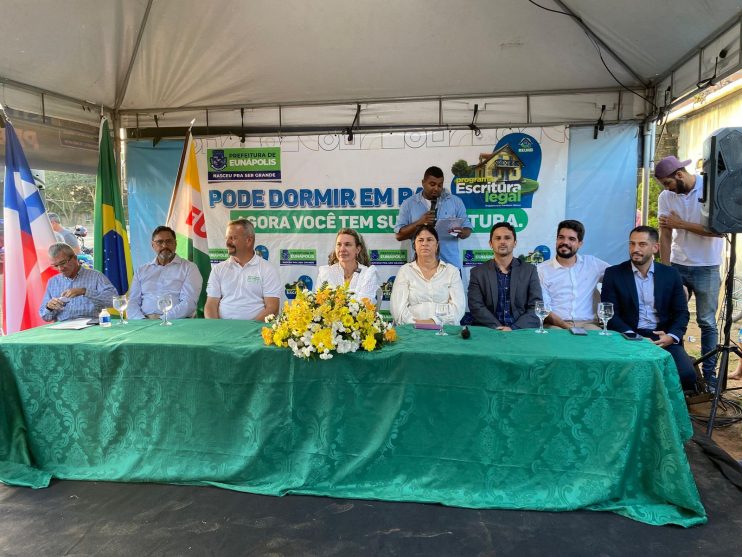 Cordélia segue beneficiando as famílias eunapolitanas e entrega mais títulos de propriedade no bairro Vila Olímpica 13