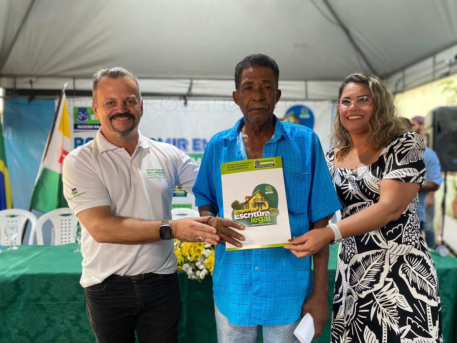 Cordélia segue beneficiando as famílias eunapolitanas e entrega mais títulos de propriedade no bairro Vila Olímpica 18