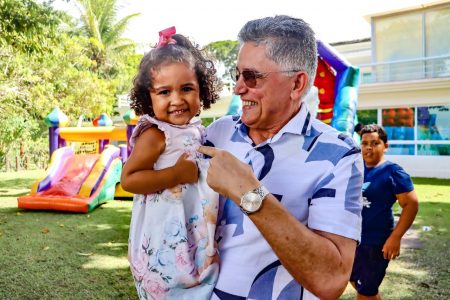 Prefeito Jânio Natal recebe crianças em sua residência durante festividades juninas 4
