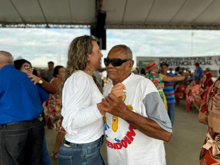 Prefeita Cordélia participa de festa junina para idosos atendidos pelos CRAS 8