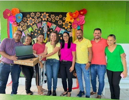 Prefeitura de Eunápolis realiza entrega de notebooks em escolas, ampliando o acesso à educação de qualidade 7