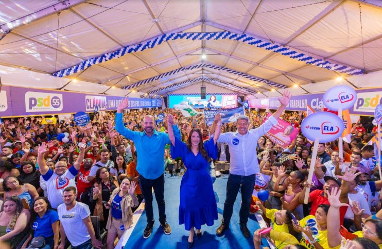 Cláudia Oliveira reúne milhares de pessoas no lançamento de sua pré-candidatura em Porto Seguro Cláudia Oliveira reúne milhares de pessoas no lançamento de sua pré-candidatura em Porto Seguro 4