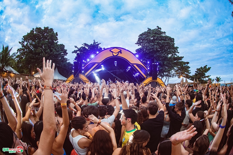 PAPAZONI 03-07-24 (57) Papazoni explodiu! Em plena quarta-feira mais de 5 mil pessoas no show da banda em Porto Seguro 61