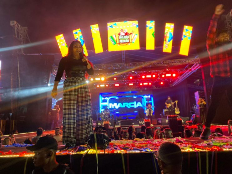 Xandy Harmonia arrasta multidão na Vila do Forró em Eunápolis 32