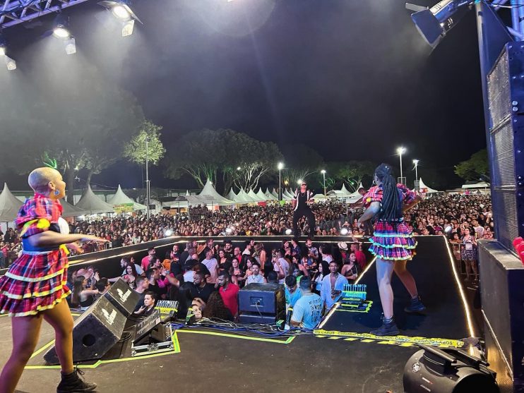 Xandy Harmonia arrasta multidão na Vila do Forró em Eunápolis 28