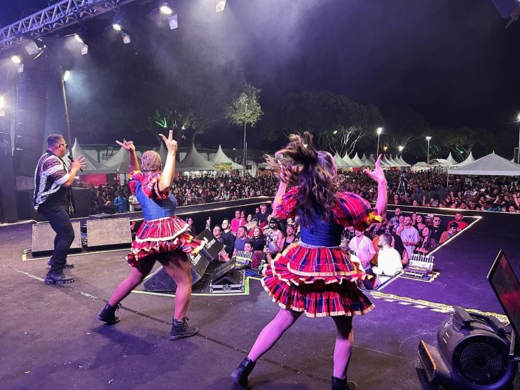 Xandy Harmonia arrasta multidão na Vila do Forró em Eunápolis 29