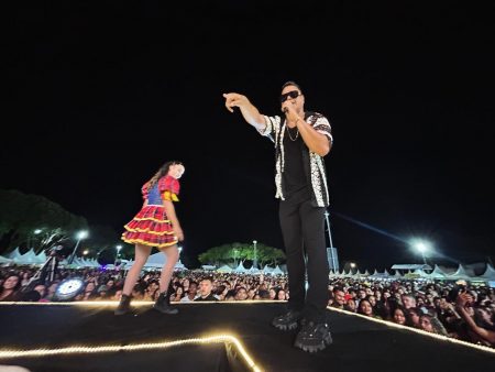 Xandy Harmonia arrasta multidão na Vila do Forró em Eunápolis 5