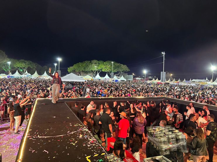 Xandy Harmonia arrasta multidão na Vila do Forró em Eunápolis 24