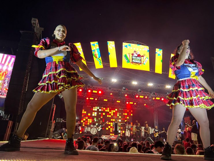 Xandy Harmonia arrasta multidão na Vila do Forró em Eunápolis 21