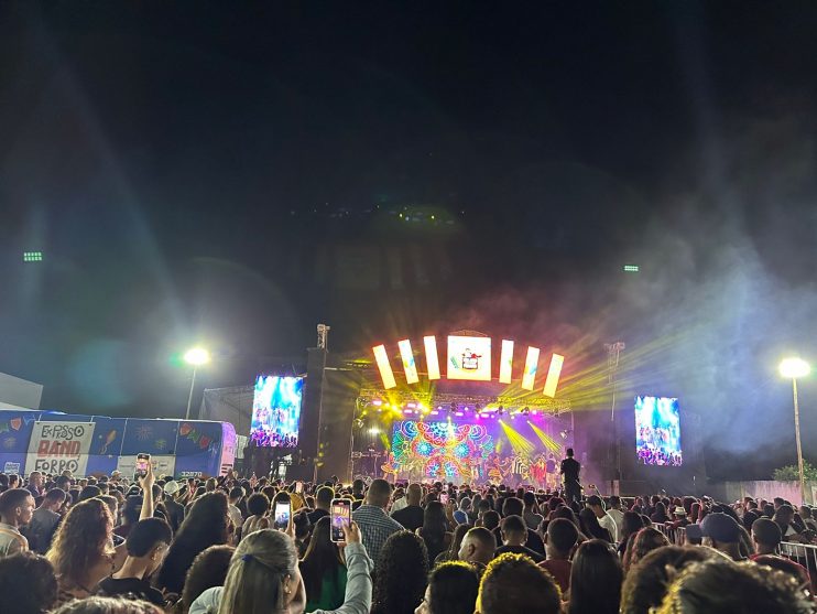 Xandy Harmonia arrasta multidão na Vila do Forró em Eunápolis 20
