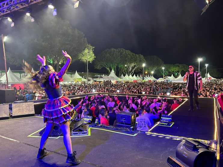 Xandy Harmonia arrasta multidão na Vila do Forró em Eunápolis 19