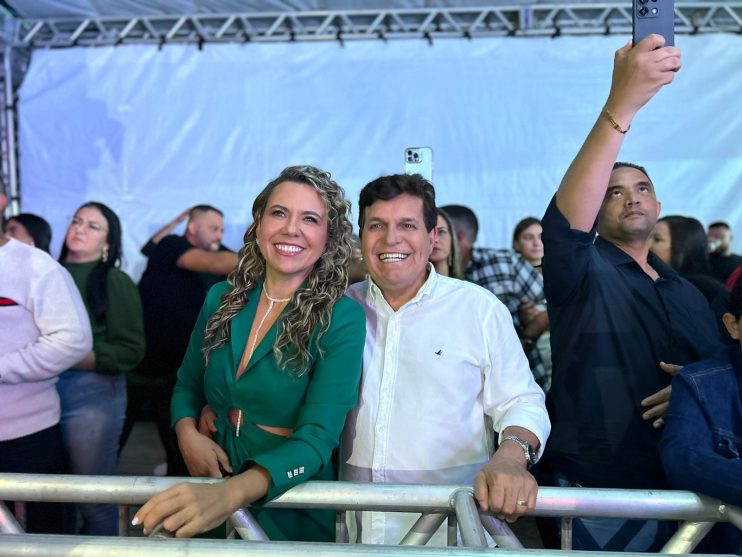 Xandy Harmonia arrasta multidão na Vila do Forró em Eunápolis 16