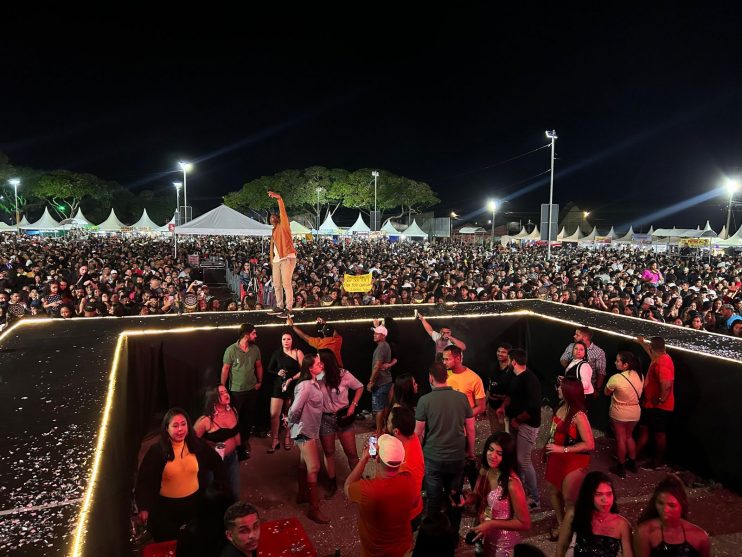 FECHOU COM CHAVE DE OURO: Segundo dia de Vila do Forró no Centauro reúne milhares de pessoas nos shows de Netto Brito, Silfarley e Larissa Gomes 32