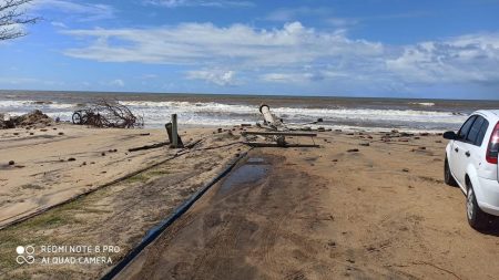 Maré alta causa destruição na Praia do Mar Moreno em Belmonte: Prejuízos para turismo e comércio 13