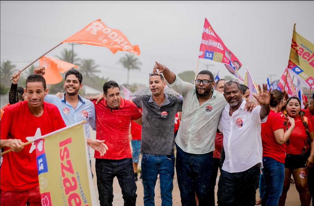 Candidato a Prefeito Professor Iszael lidera grande caminhada com centenas de apoiadores em Santa Cruz Cabrália 28