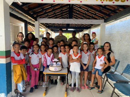 Polícia Militar faz surpresa de aniversário para aluna Malu em escola de Cabrália 10