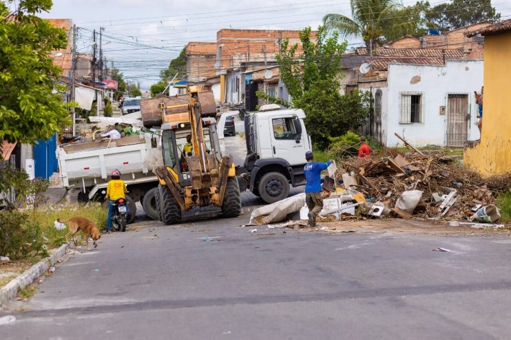 Nova gestão: grande ação de recolhimento de entulhos marca o início da regularização dos serviços de limpeza em Eunápolis 13