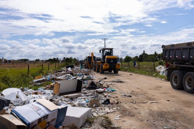Nova gestão: grande ação de recolhimento de entulhos marca o início da regularização dos serviços de limpeza em Eunápolis 16