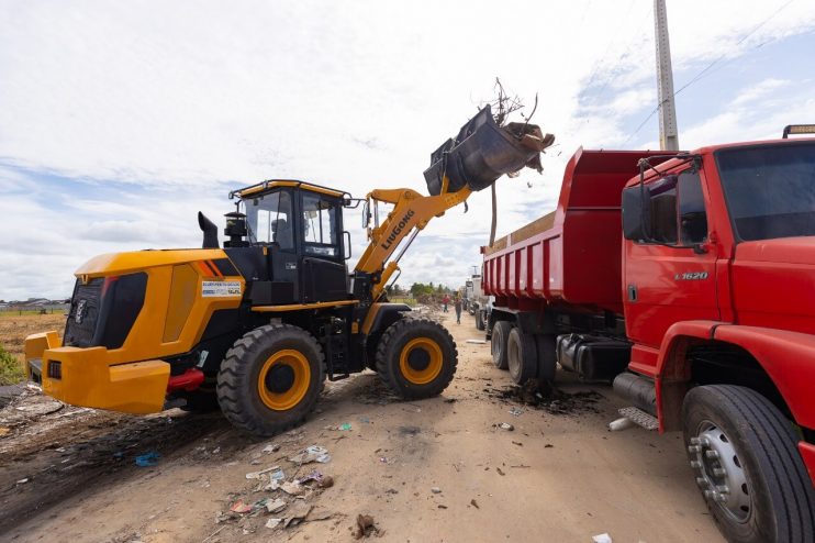 Nova gestão: grande ação de recolhimento de entulhos marca o início da regularização dos serviços de limpeza em Eunápolis 15