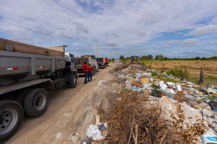 Nova gestão: grande ação de recolhimento de entulhos marca o início da regularização dos serviços de limpeza em Eunápolis 17