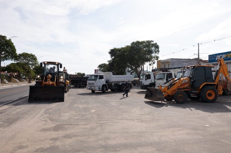 Nova gestão: grande ação de recolhimento de entulhos marca o início da regularização dos serviços de limpeza em Eunápolis 14