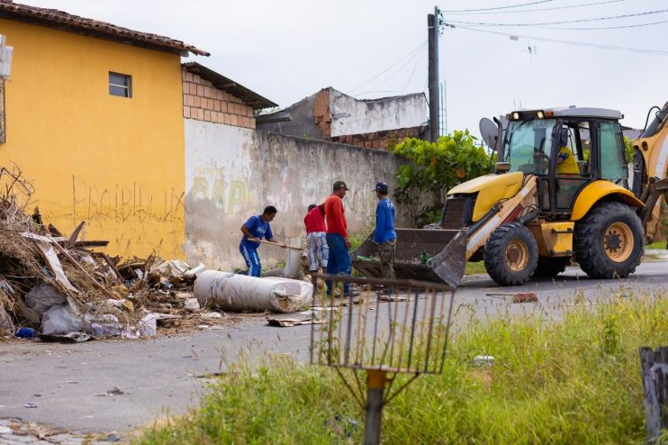 Nova gestão: grande ação de recolhimento de entulhos marca o início da regularização dos serviços de limpeza em Eunápolis 21