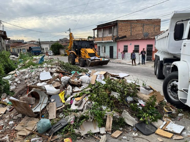 Nova gestão: grande ação de recolhimento de entulhos marca o início da regularização dos serviços de limpeza em Eunápolis 19