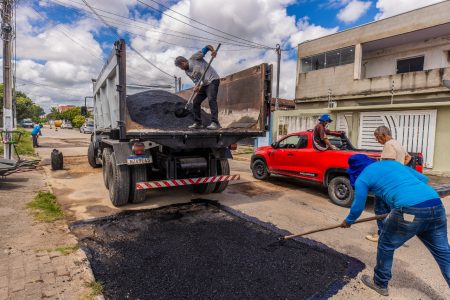 Prefeitura inicia recuperação das vias com a operação tapa-buracos em Eunápolis 9