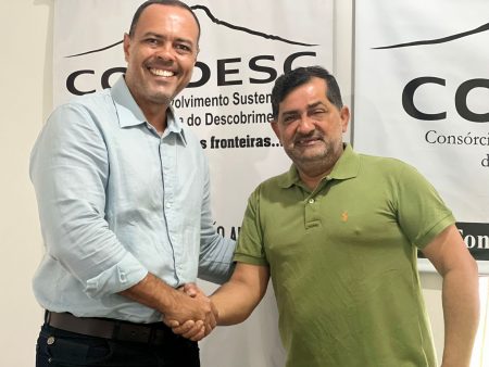 Presidente da Câmara de Eunápolis visita sede do Condesc 5