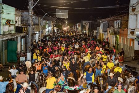 Centenas de cavaleiros e amazonas lotam as ruas de Canavieiras, durante a 1ª edição da Cavalgada do Litoral 5